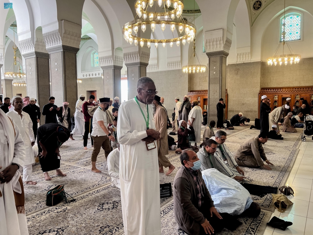 ضيوف برنامج خادم الحرمين يزورون المعالم التاريخية بالمدينة المنورة
