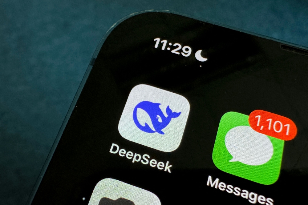 ارتفع برنامج الدردشة الآلي الذي يعمل بالذكاء الاصطناعي من شركة DeepSeek الصينية إلى قمة قوائم التنزيلات على متجر Apple - أ ف ب