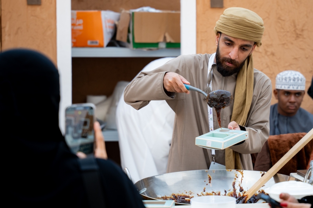 قرية الجنادرية .. صناعة نشاط تجاري كبير