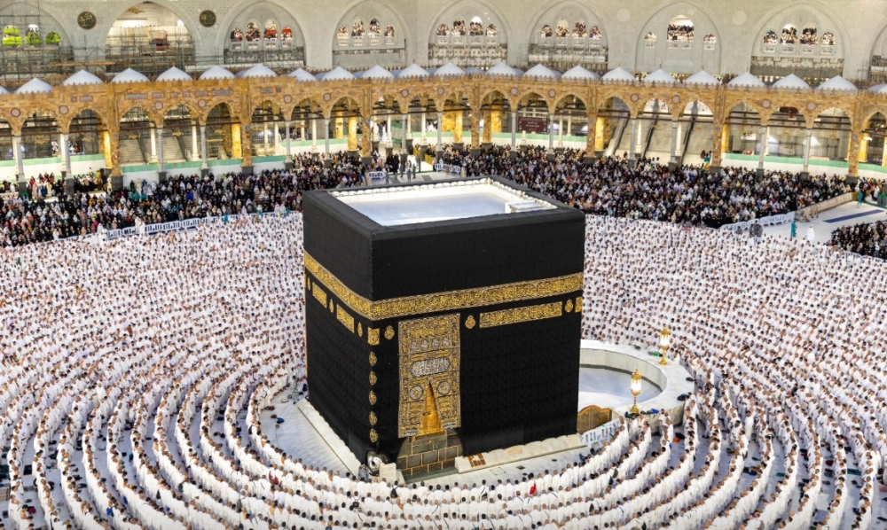 اليوم' ترصد مواعيد أئمة الحرم المكي في رمضان 1446هـ
