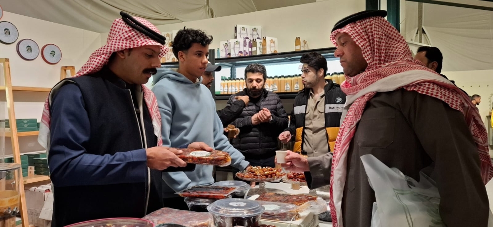 الإقبال على التمور والدبس ينعش أسواق الأحساء - اليوم 