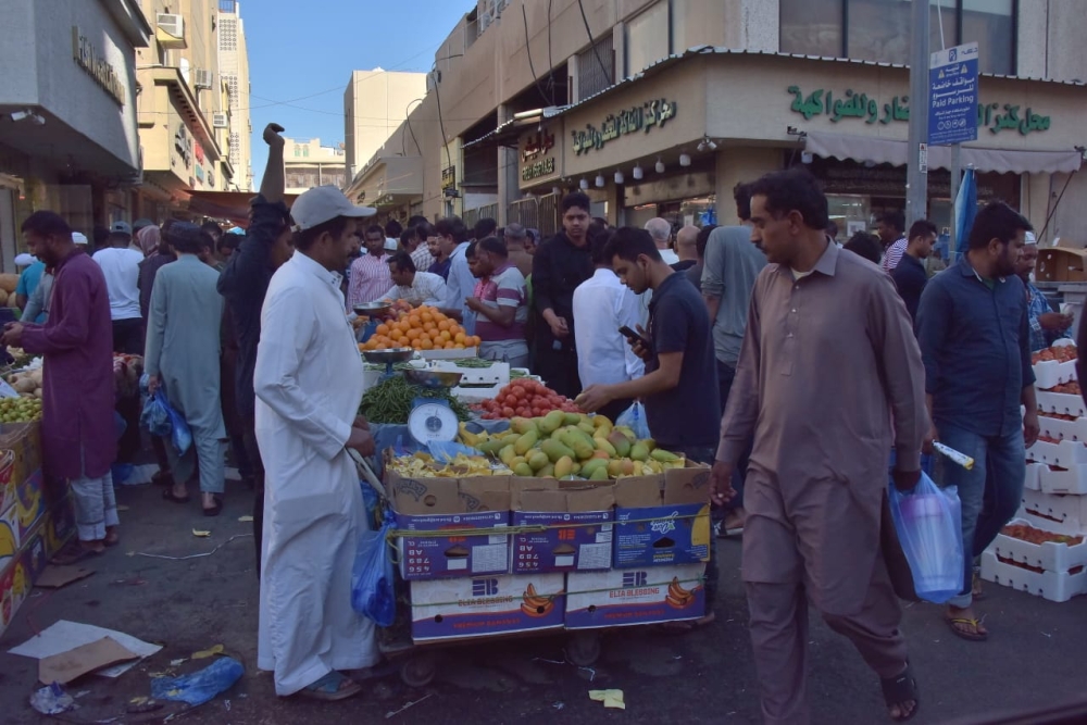 صور.. فوضى البسطات اليومية تُفسد التسوق الرمضاني في ”سيكو الدمام“