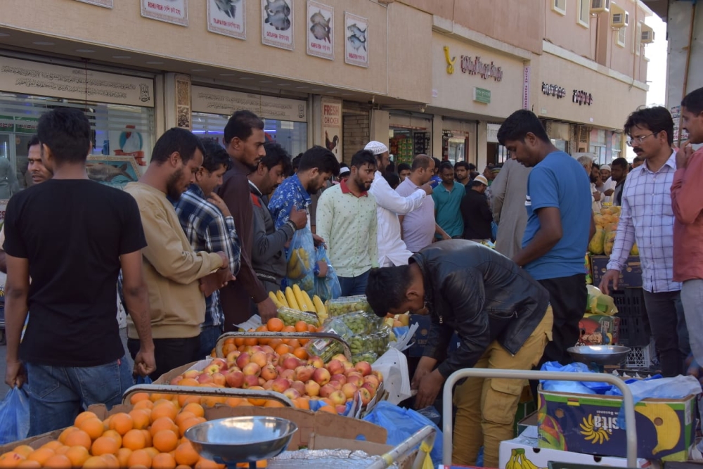صور.. فوضى البسطات اليومية تُفسد التسوق الرمضاني في ”سيكو الدمام“