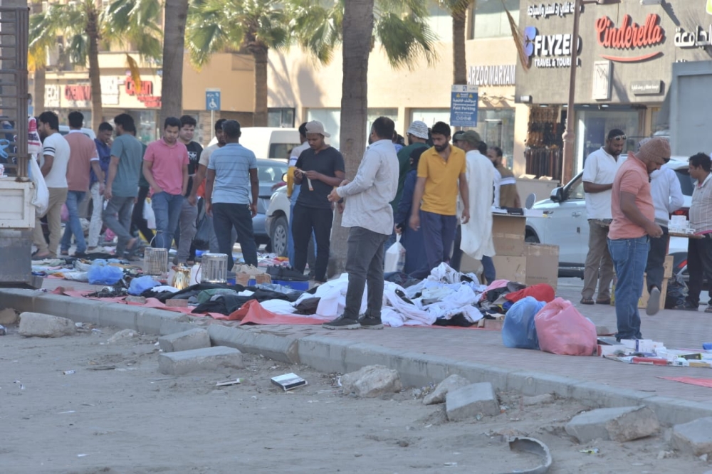 صور.. فوضى البسطات اليومية تُفسد التسوق الرمضاني في ”سيكو الدمام“