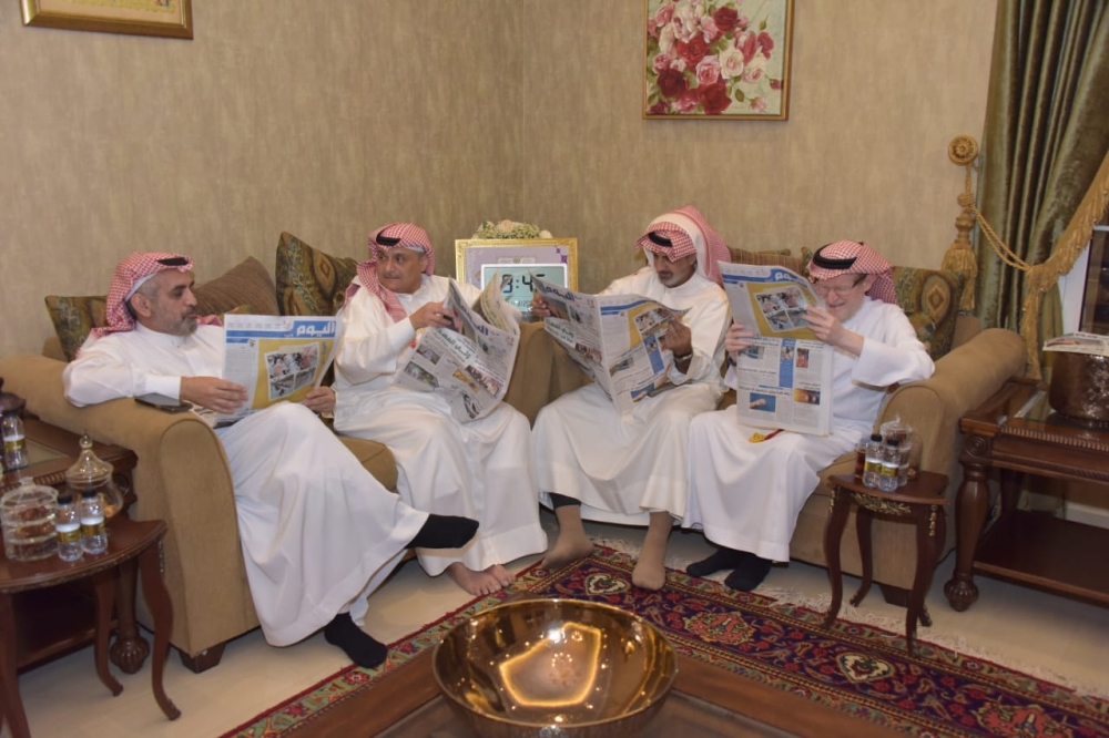 المهنئون بالشهر الفضيل في مجلس الزامل يتصفحون صحيفة 
