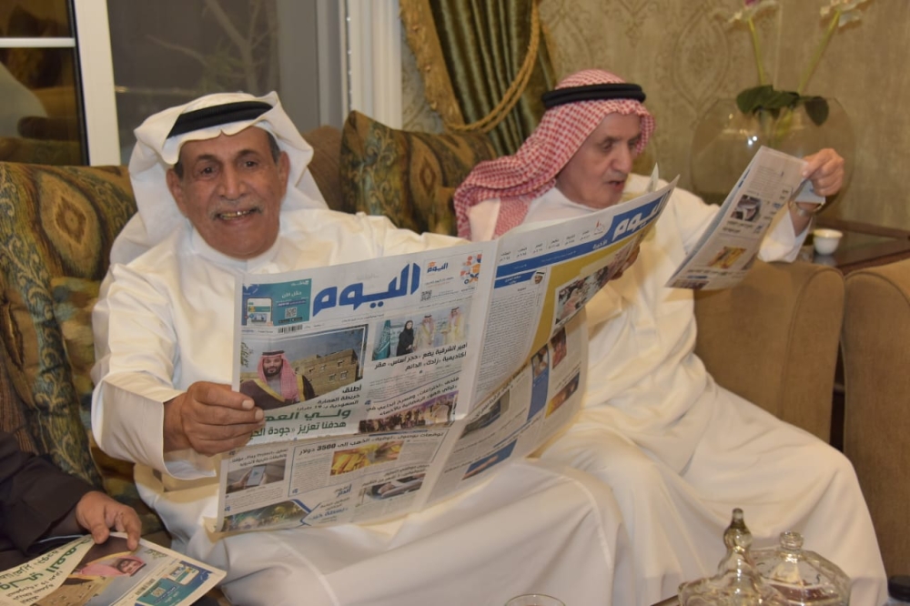 المهنئون بالشهر الفضيل في مجلس الزامل يتصفحون صحيفة 