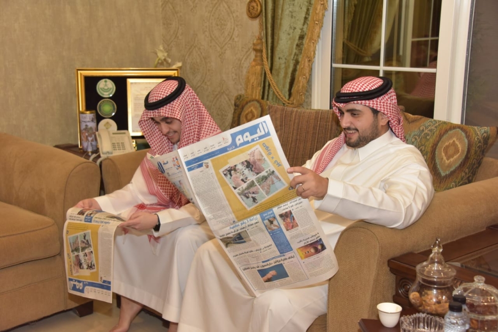المهنئون بالشهر الفضيل في مجلس الزامل يتصفحون صحيفة 