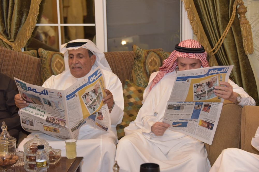المهنئون بالشهر الفضيل في مجلس الزامل يتصفحون صحيفة 