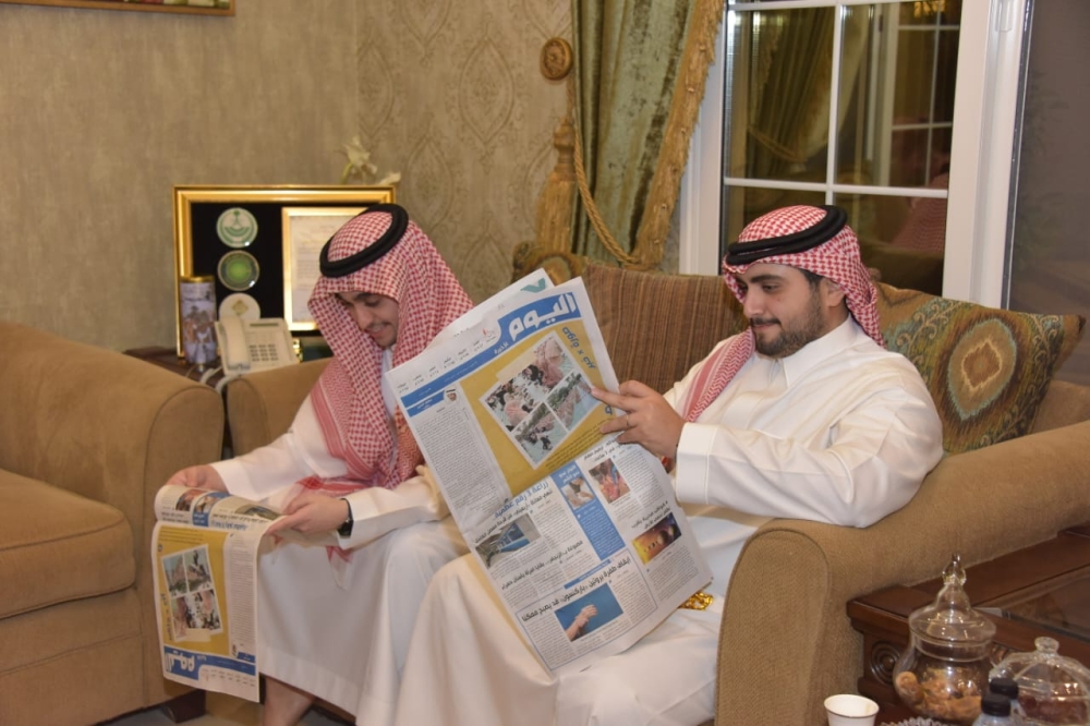 المهنئون بالشهر الفضيل في مجلس الزامل يتصفحون صحيفة 