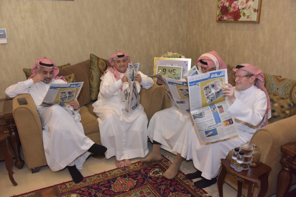 المهنئون بالشهر الفضيل في مجلس الزامل يتصفحون صحيفة 