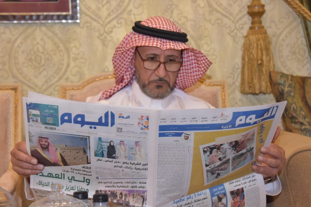 المهنئون بالشهر الفضيل في مجلس الزامل يتصفحون صحيفة 