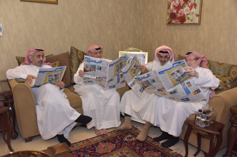 المهنئون بالشهر الفضيل في مجلس الزامل يتصفحون صحيفة 