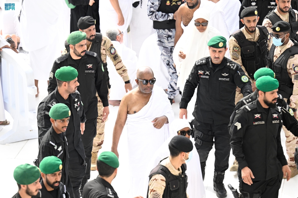 رئيس جمهورية جزر القمر يؤدي مناسك العمرة