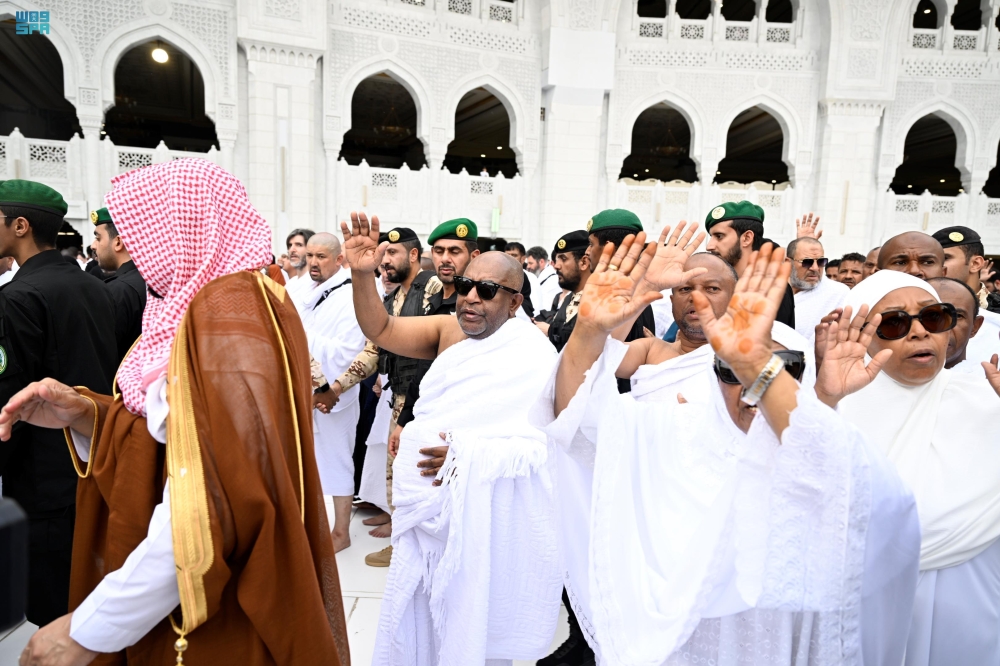 رئيس جمهورية جزر القمر يؤدي مناسك العمرة