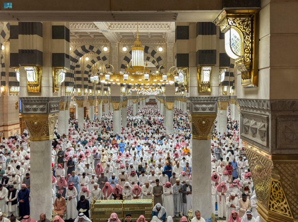 جموع المصلين يشهدون ختم القرآن الكريم في المسجد النبوي - واس