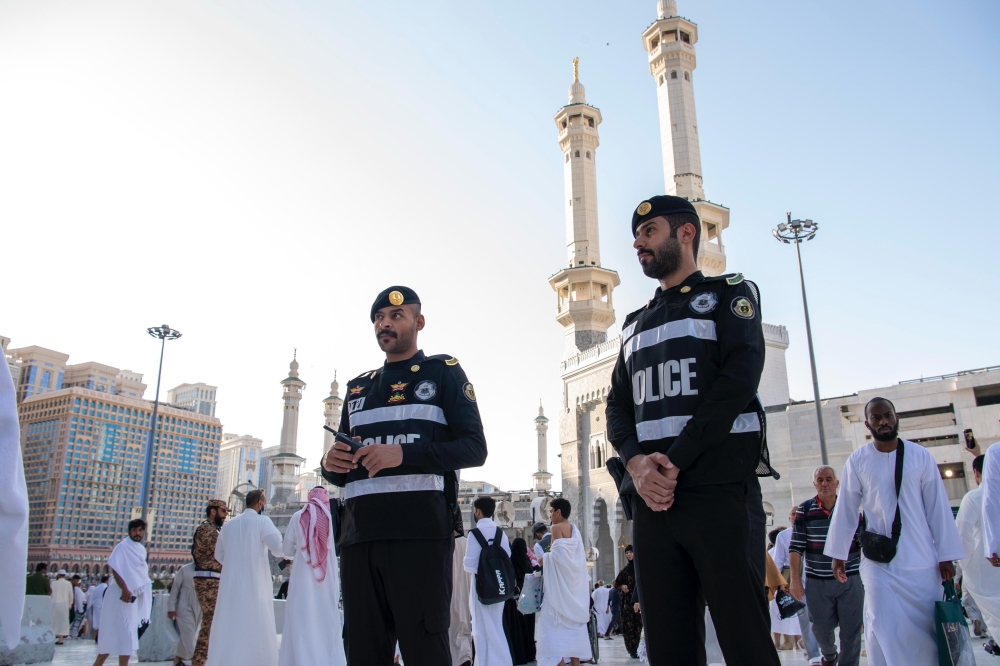 جهود رجال الأمن لخدمة المعتمرين - اليوم 