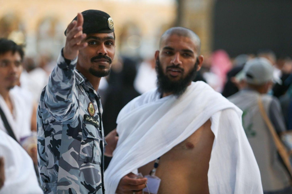 جهود رجال الأمن لخدمة المعتمرين - اليوم 