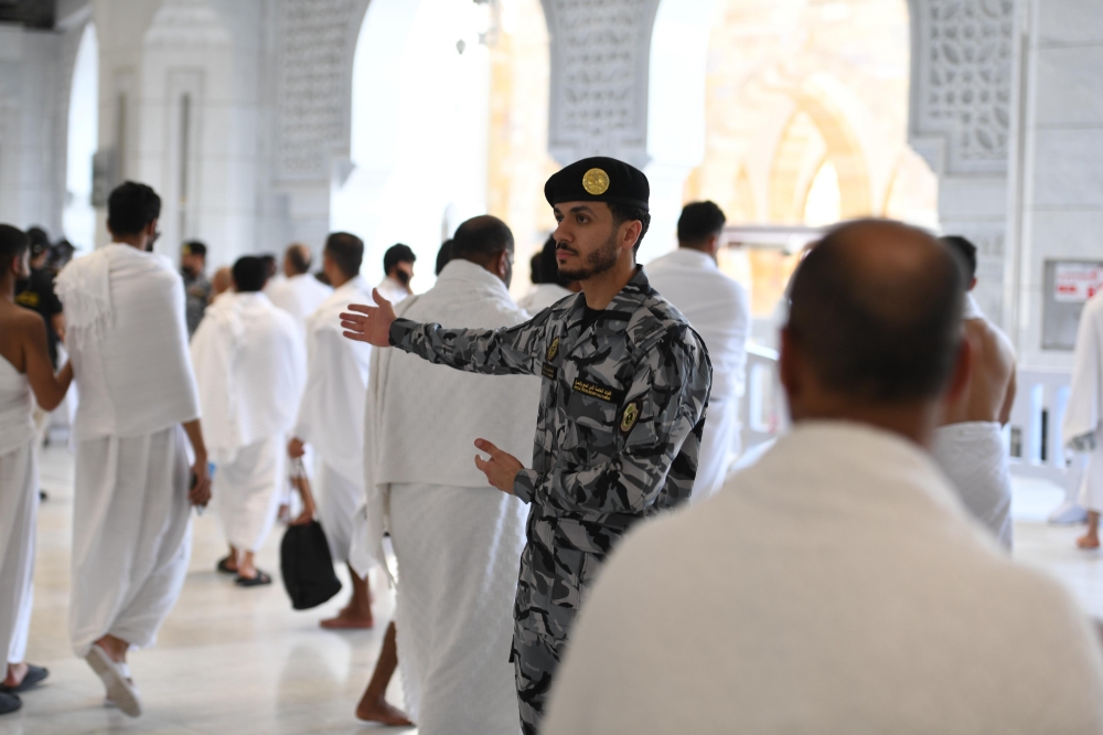 جهود رجال الأمن لخدمة المعتمرين - اليوم 