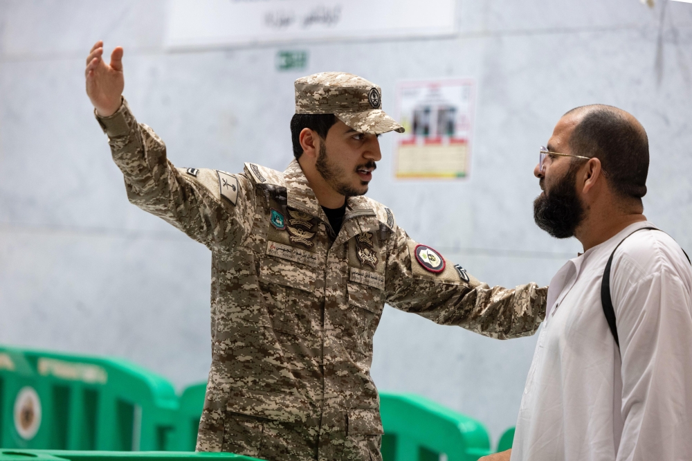 جهود رجال الأمن لخدمة المعتمرين - اليوم 