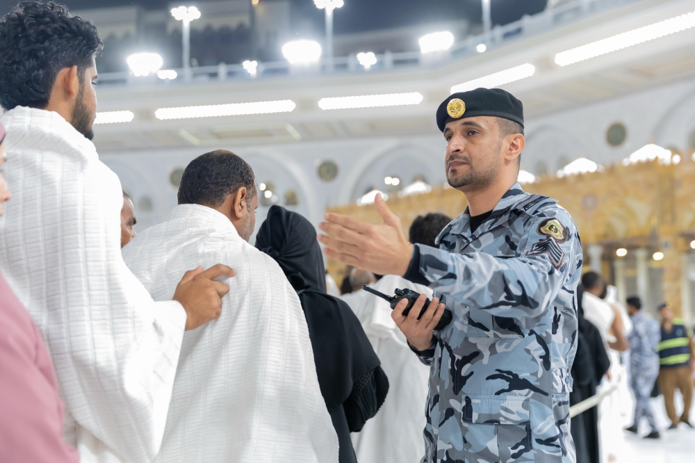 جهود رجال الأمن لخدمة المعتمرين - اليوم 