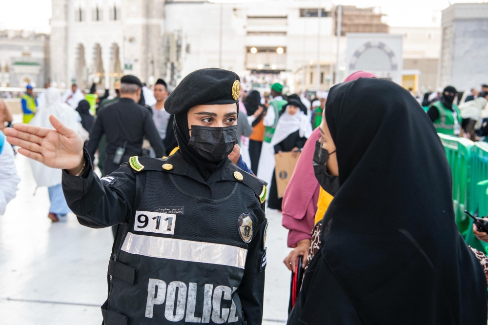 رجال الأمن.. أعين ساهرة لحماية ضيوف الرحمن - اليوم 