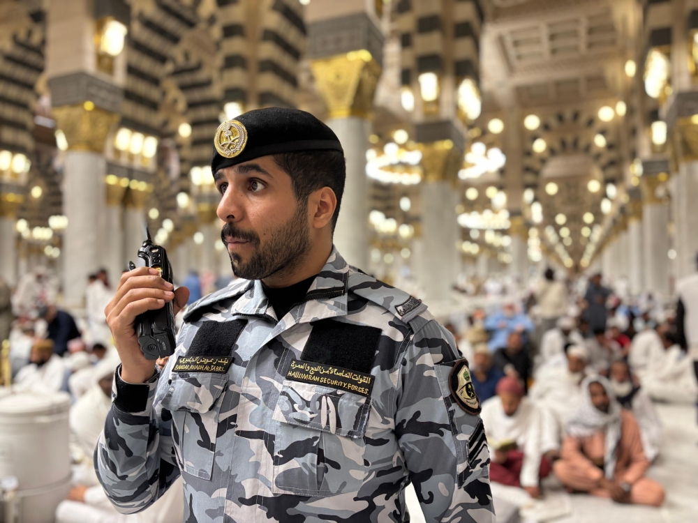 جهود رجال الأمن لخدمة المعتمرين - اليوم 