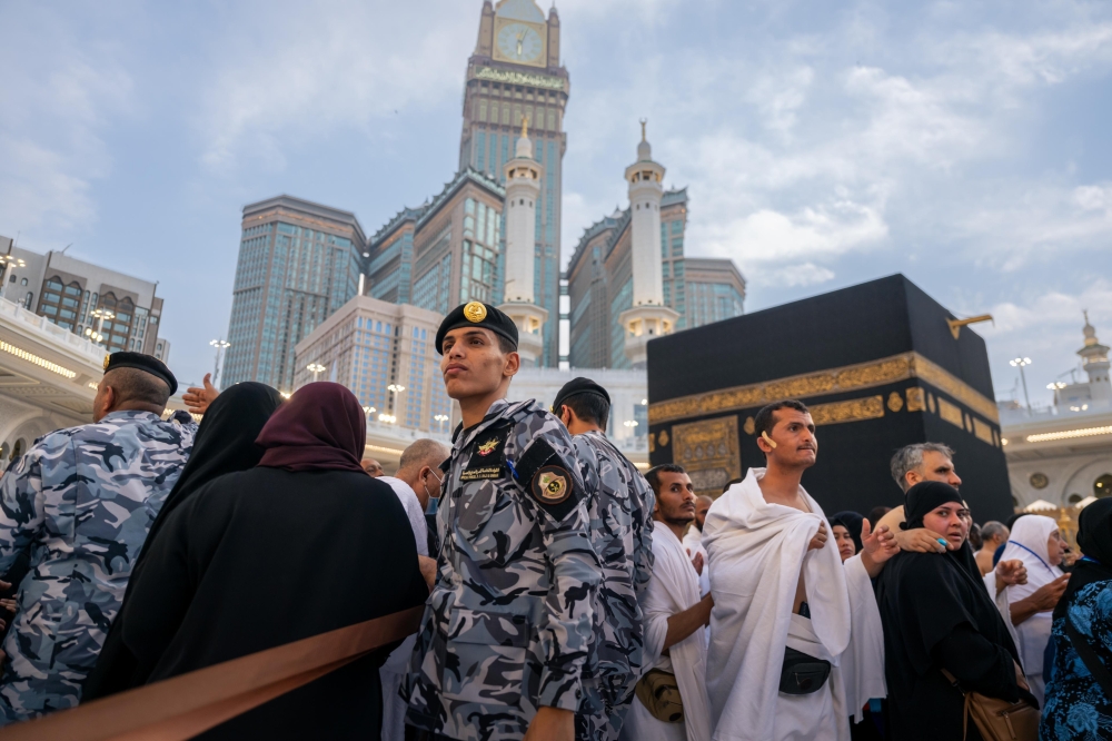 جهود رجال الأمن لخدمة المعتمرين - اليوم 