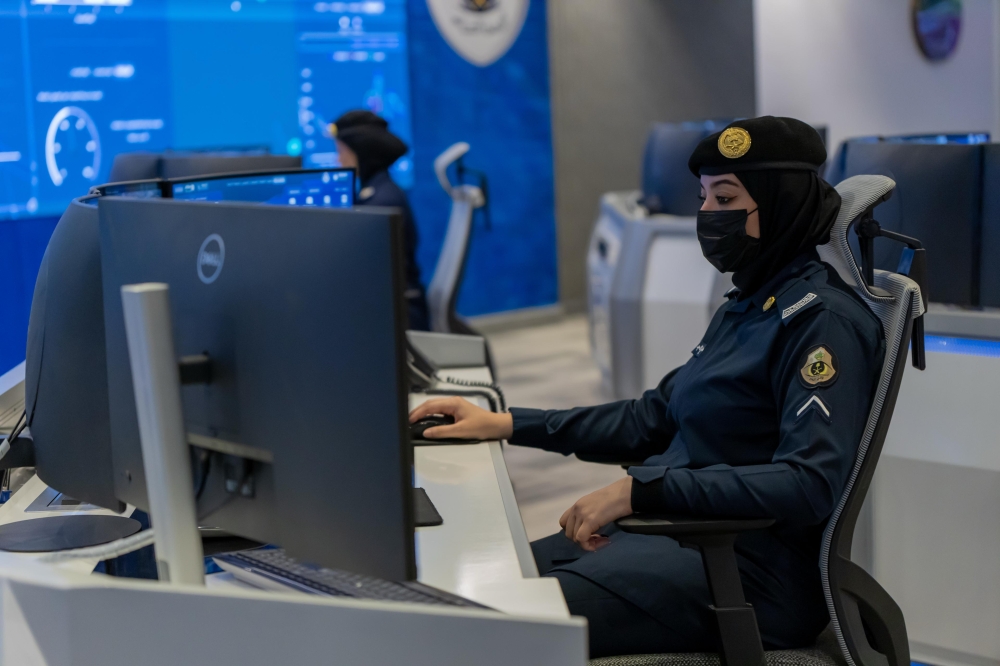 جهود رجال الأمن لخدمة المعتمرين - اليوم 