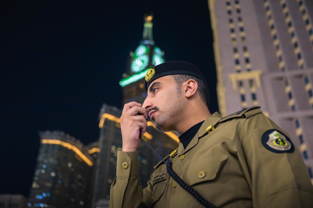 جهود رجال الأمن لخدمة المعتمرين - اليوم 