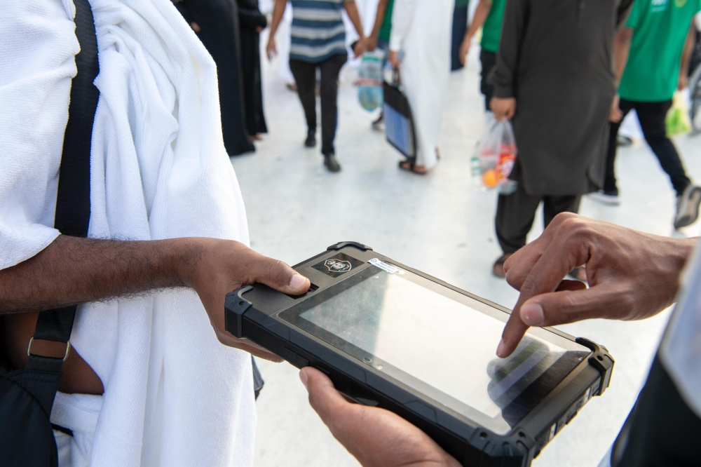 جهود رجال الأمن لخدمة المعتمرين - اليوم 
