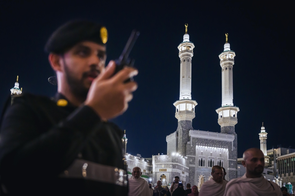 جهود رجال الأمن لخدمة المعتمرين - اليوم 