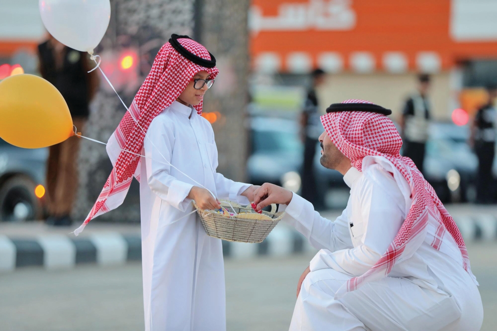 طبيب أسنان لـ“اليوم”: الإفراط في حلوى العيد يُعرض الأطفال لتسوس مبكر