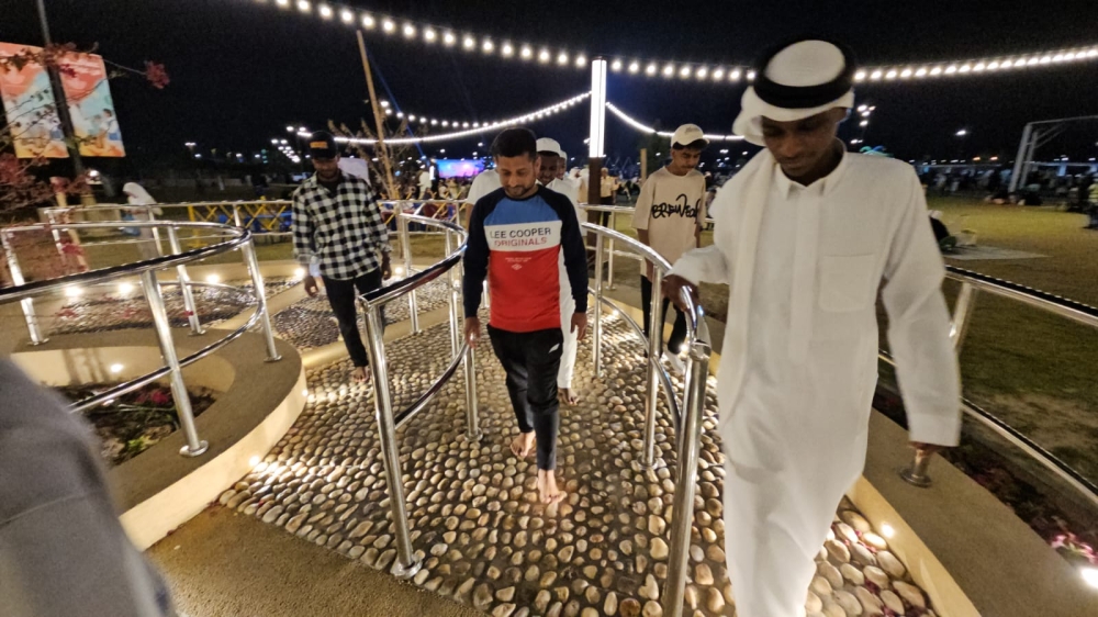 أحجار نهرية ملساء تمتص الضغوط وتنشط الدورة الدموية في رأس تنورة