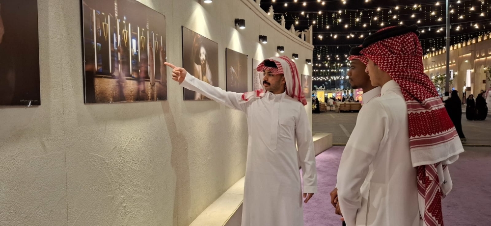 شاهد.. 'الأحساء المبدعة' ومعرض الصور يجذبان زوار ليالي القيصرية