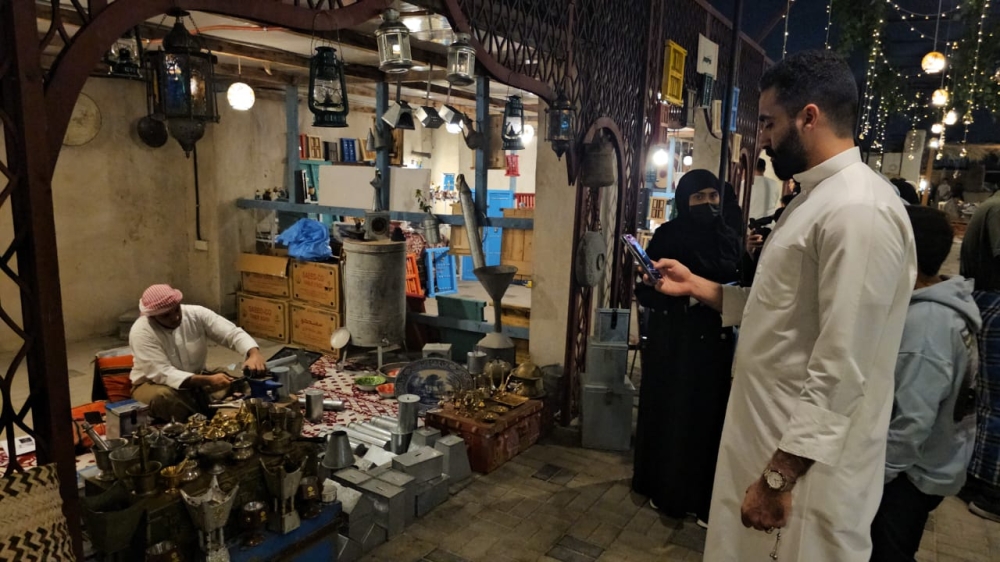 التناك.. حرفة يدوية ورثها شاب وعمل على نقلها للأجيال الجديدة