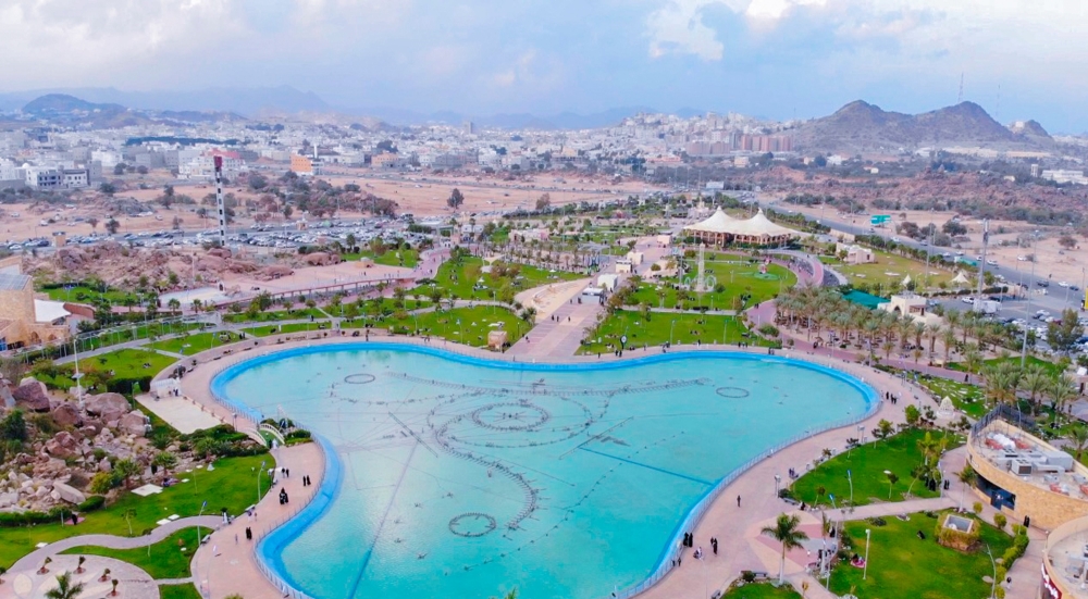 دعمًا للملتقى العالمي للورد.. سجادة زهور بمساحة 5 آلاف م2 في الطائف