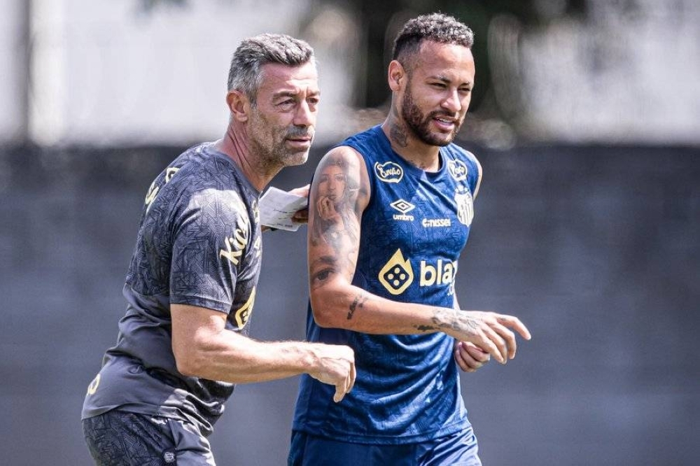 مدرب نيمار.. سانتوس البرازيلي يطيح بـ بيدرو كايشينيا