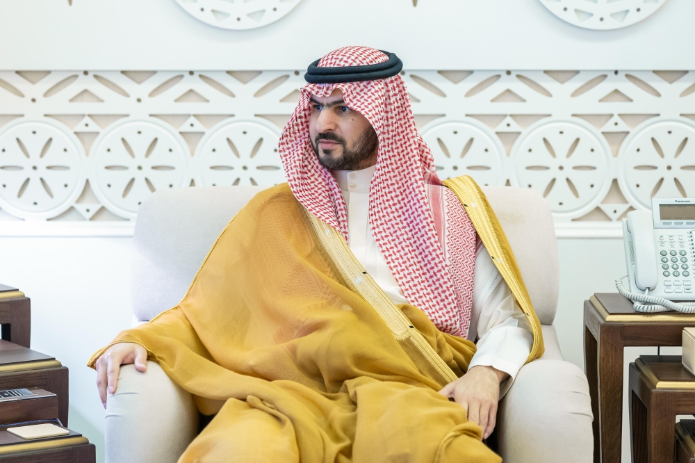 نائب أمير الشرقية خلال استقباله نائب وزير البيئة