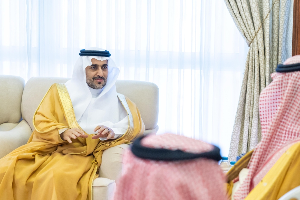 نائب أمير الشرقية خلال استقباله نائب وزير البيئة