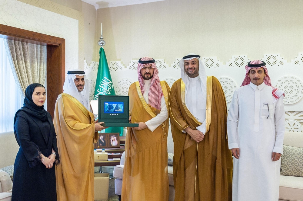 نائب أمير الشرقية خلال استقباله نائب وزير البيئة
