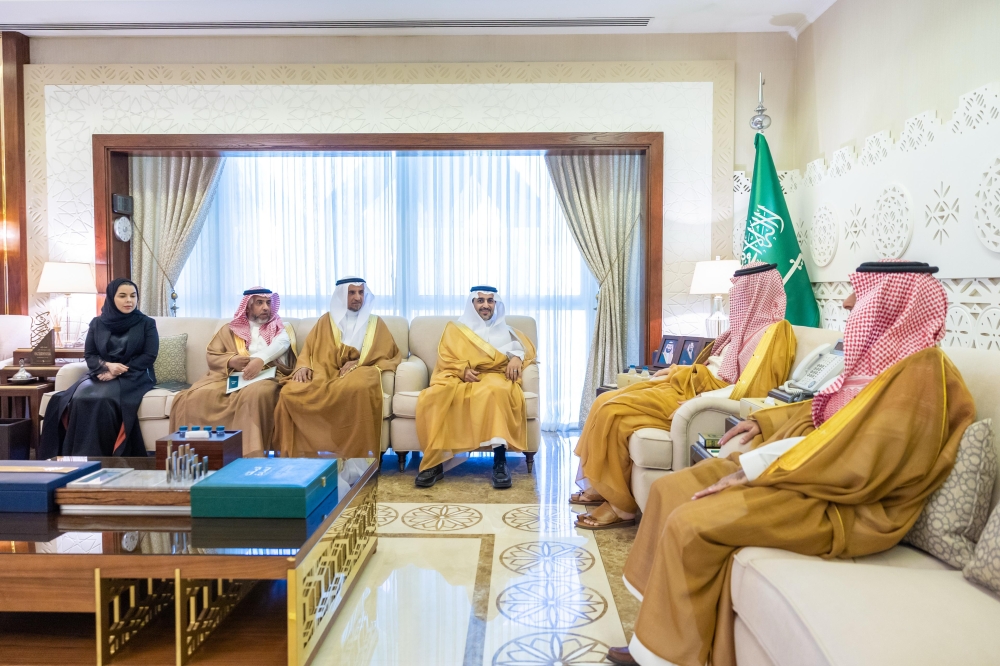 نائب أمير الشرقية خلال استقباله نائب وزير البيئة