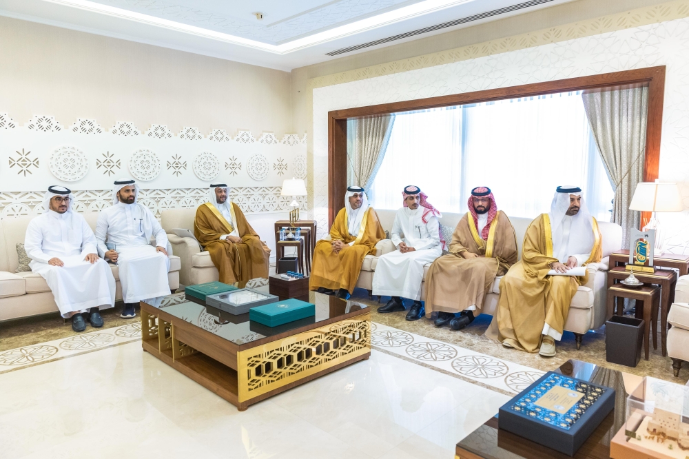 نائب أمير الشرقية خلال استقباله نائب وزير البيئة