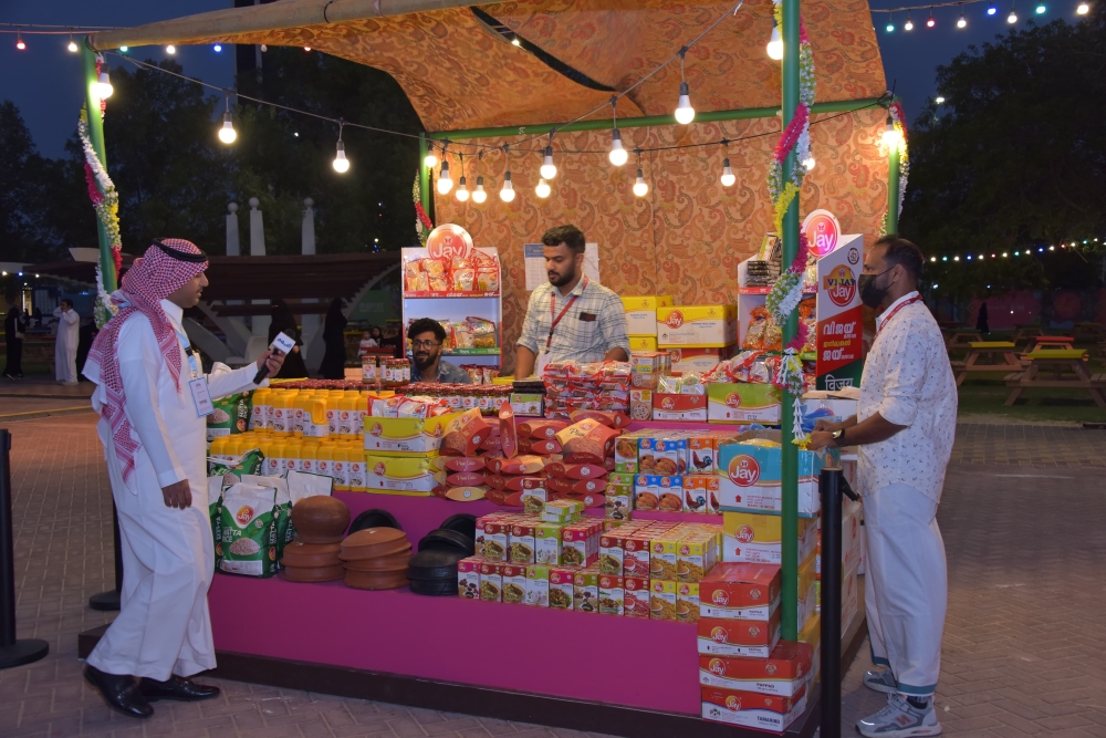 مأكولات وعروض حية.. الهند تبهر زوار ”جوازك إلى العالم“ في الخبر