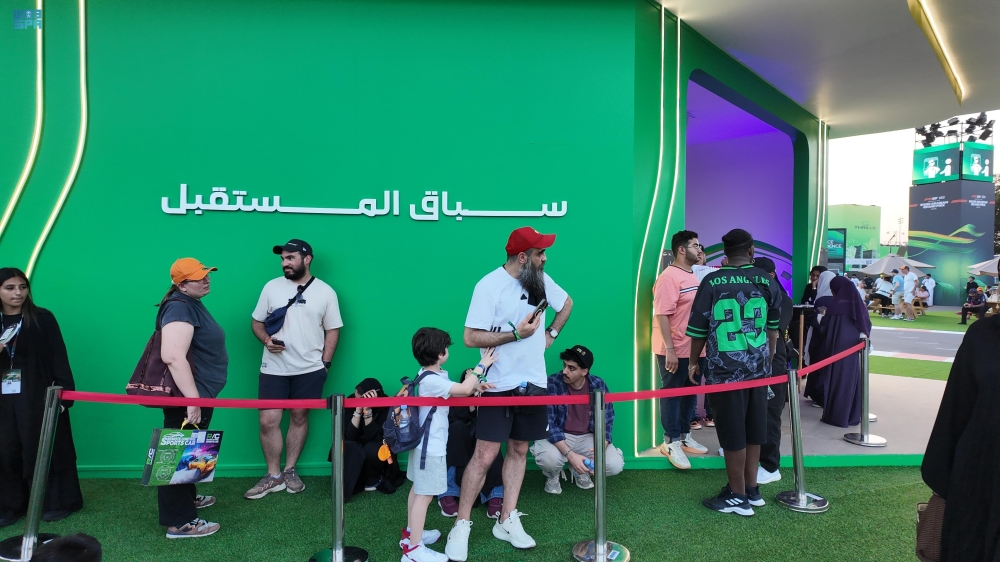 تجربة لا تنسى.. فعاليات متنوعة بمنطقة الجماهير في حلبة كورنيش جدة