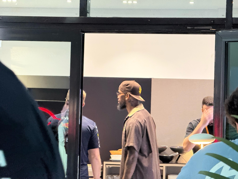 إيفان توني يحضر منافسات فورمولا 1