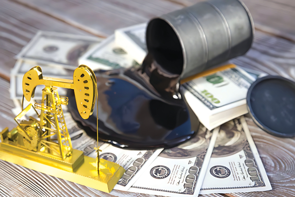أسعار النفط تهبط 2% عند التسوية رغم ارتفاع العقود الآجلة