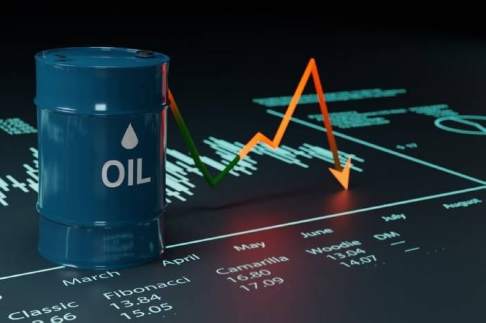 أسعار النفط تهبط 2% عند التسوية رغم ارتفاع العقود الآجلة