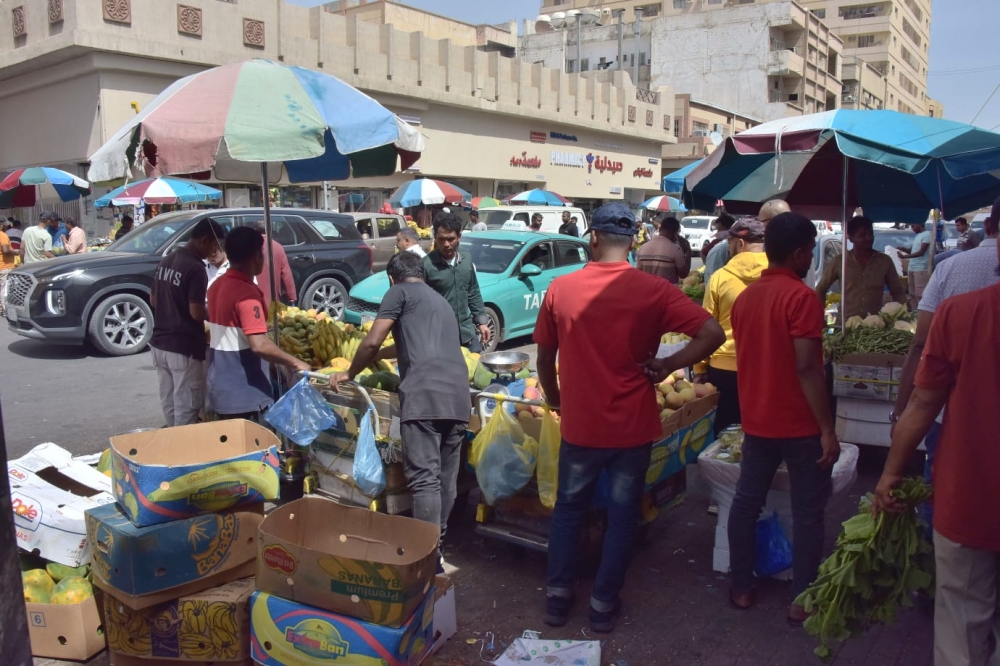 مشهد كل جمعة.. فوضى بسطات ”الجائلة“ تحول ”سيكو الدمام“ إلى ساحة عشوائية