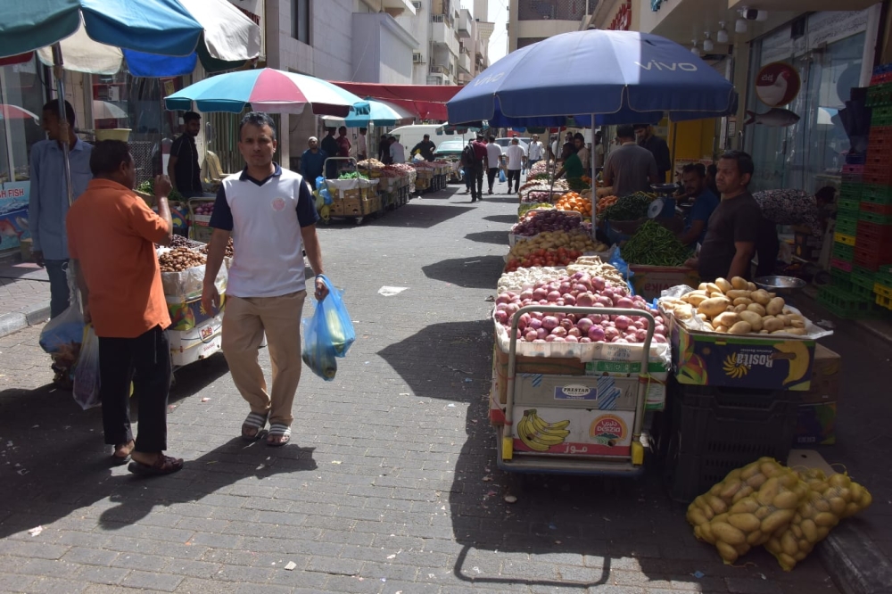 مشهد كل جمعة.. فوضى بسطات ”الجائلة“ تحول ”سيكو الدمام“ إلى ساحة عشوائية