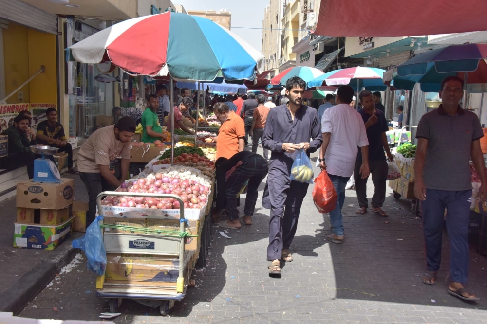 مشهد كل جمعة.. فوضى بسطات ”الجائلة“ تحول ”سيكو الدمام“ إلى ساحة عشوائية